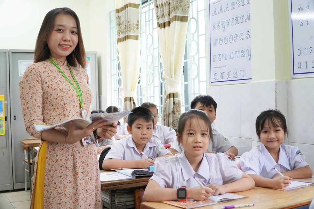 Tăng phụ cấp giáo viên lên tối thiểu 70%, vùng đặc biệt hưởng 100%.