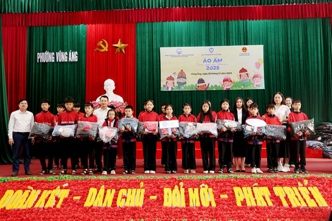 Trao quà cho trẻ em khuyết tật, trẻ em hoàn cảnh khó khăn trên địa bàn phường Vũng Áng