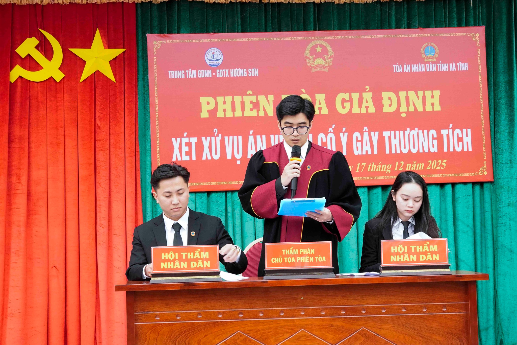 Hương Sơn tổ chức phiên tòa giả định: Bài học pháp luật sinh động về phòng, chống bạo lực học đường