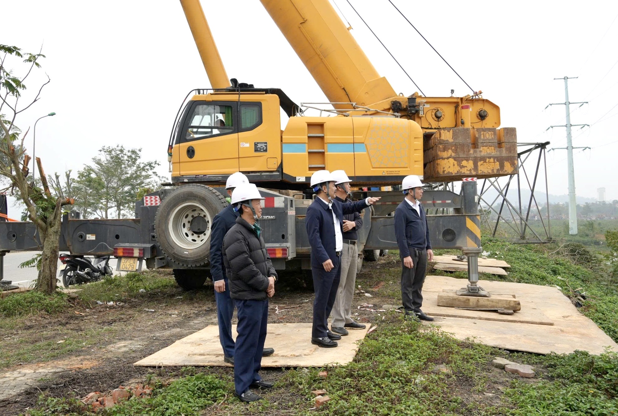 Giám đốc Công ty Điện lực Hà Tĩnh bám hiện trường, tăng cường chỉ đạo đẩy nhanh tiến độ khắc phục thiệt hại do bão