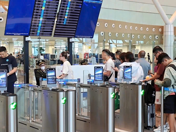 Từ 1/12, hành khách không ký gửi hành lý làm thủ tục qua VNeID hoặc kiosk