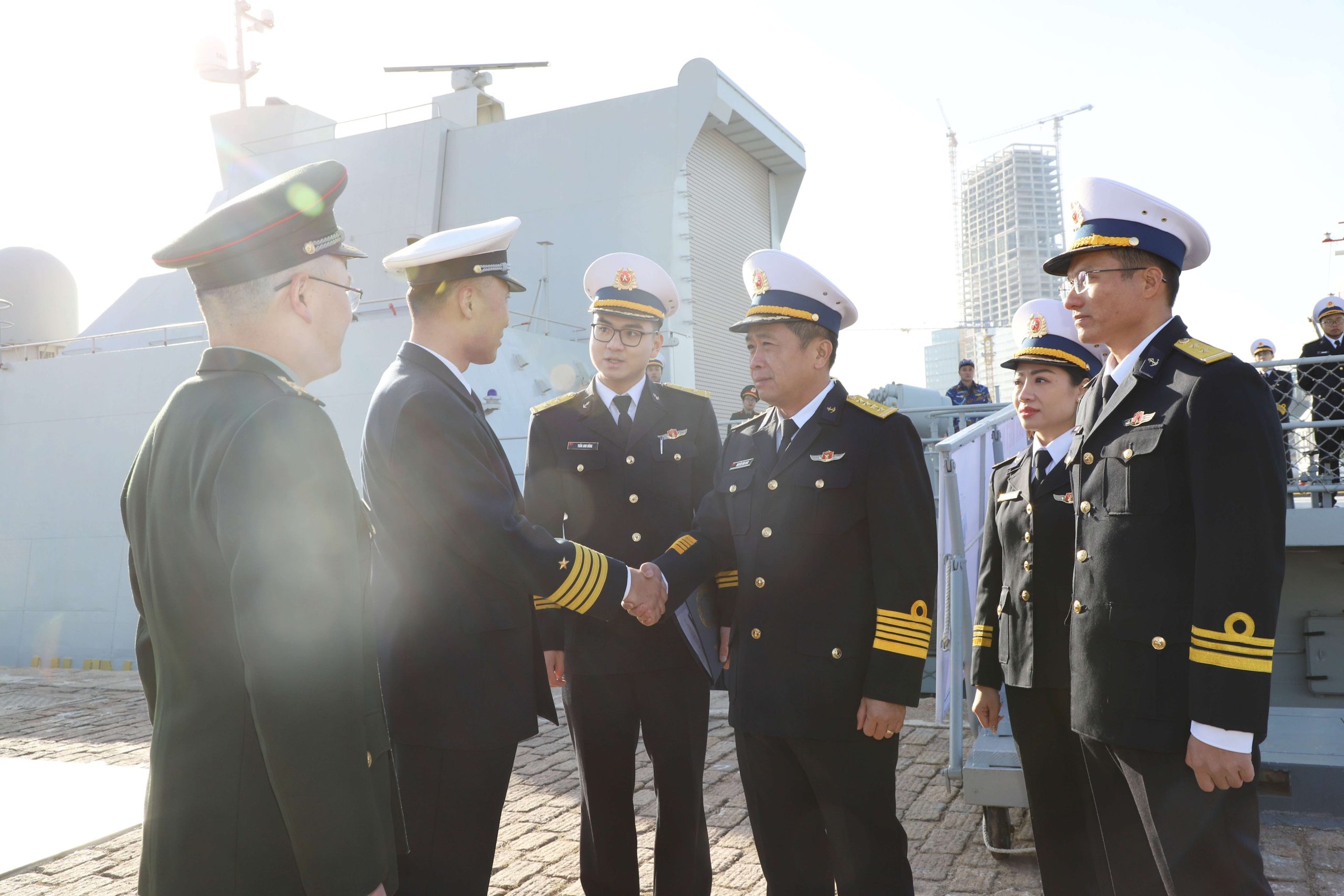 Tàu hộ vệ tên lửa 015 Trần Hưng Đạo thăm xã giao, tăng cường hợp tác với Hải quân Trung Quốc