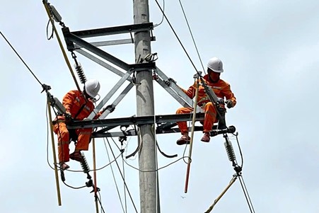 Công ty Điện lực Hà Tĩnh sẵn sàng cấp điện an toàn dịp Tết Dương lịch